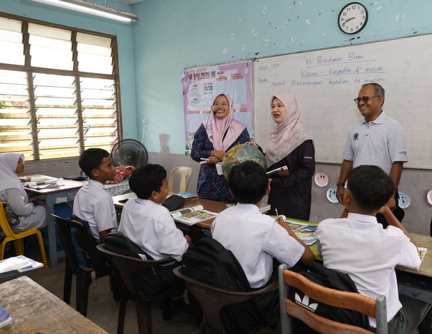 Fadhlina (tengah) melawat persekitaran bilik darjah pada Program TSP Siri 1 Tahun 2024 Berhubung Sekolah Padat dan Akses Pendidikan Daerah klang di SMK Meru, hari ini. - Gambar BERNAMA