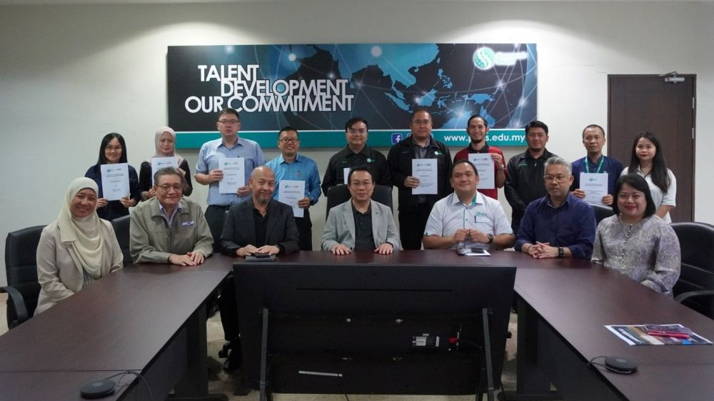 (duduk, tengah) merakam kenangan bersama ahli pasukan pengurusan Kemahiran Sarawak dan kakitangan yang telah dipilih untuk Latihan Teknologi Hidrogen di Republik Rakyat China.