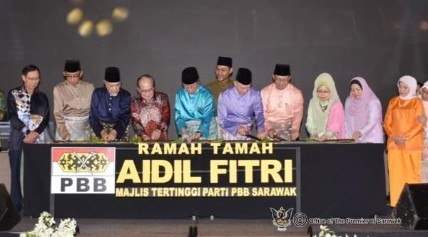 Abang Johari (lima kiri) mengetuai yang lain memotong lemang sebagai simbolik perasmian Majlis Ramah-Tamah Aidilfitri anjuran PBB. - Gambar Pejabat Premier Sarawak
