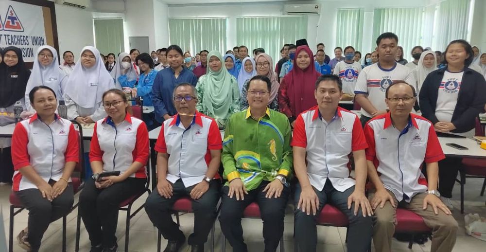 Phang (depan, tiga kanan) bersama jawatankuasa penganjur, guru dan pelajar yang menyertai Bengkel Tenik Menjawab Soalan Fizik SPM di Wisma STU Miri. 
