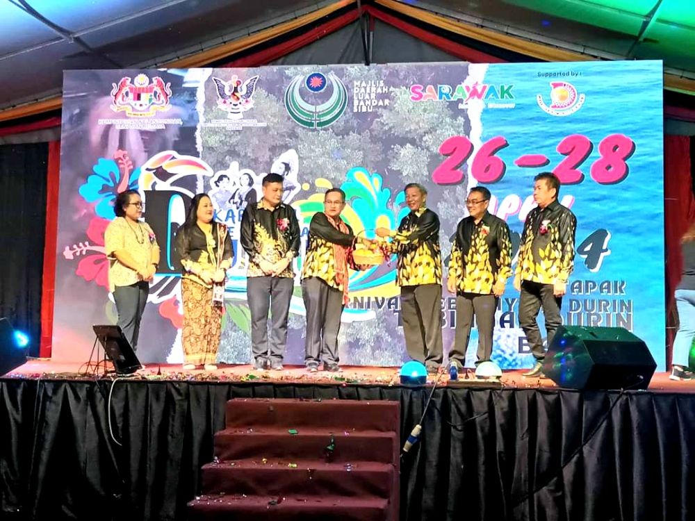 Sempurai (empat kiri) menerima cenderamata daripada Teo selepas menyempurnakan Majlis Penangguhan Karnival Kebudayaan Durin 2024 di Sibu, malam tadi.