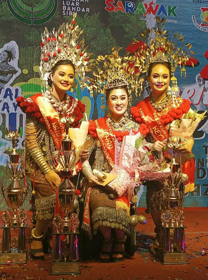 Clarissa (tengah) diapit oleh Tiffany (kiri) dan Easter yang masing-masing mengungguli tiga tempat teratas Pertandingan Kumang Karnival Kebudayaan Durin 2024 di Sibu pada malam tadi.