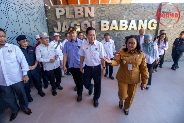 Lee diiringi Konsul Jenderal Republik Indonesia di Kuching Raden Sigit Witjaksono (tiga kanan) semasa tiba di PLBN Jagoi Babang hari ini. - Gambar Chimon Upon