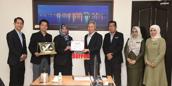  Sabin (tengah) menerima penyerahan Sijil Anugerah Asean Clean Tourist City Standards daripada Pengarah Jabatan Pelancongan dan Perhubungan Antarabangsa Fauziahton Ag. Samad dan disaksikan oleh beberapa kakitangan pengurusan tinggi dan pegawai kanan DBKK.