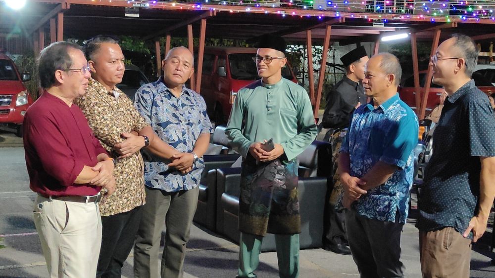 Azman (empat kiri) melayani tetamu yang menghadiri Majlis Sambutan Hari Raya Aidilfitri BBP Lawas baru-baru ini.