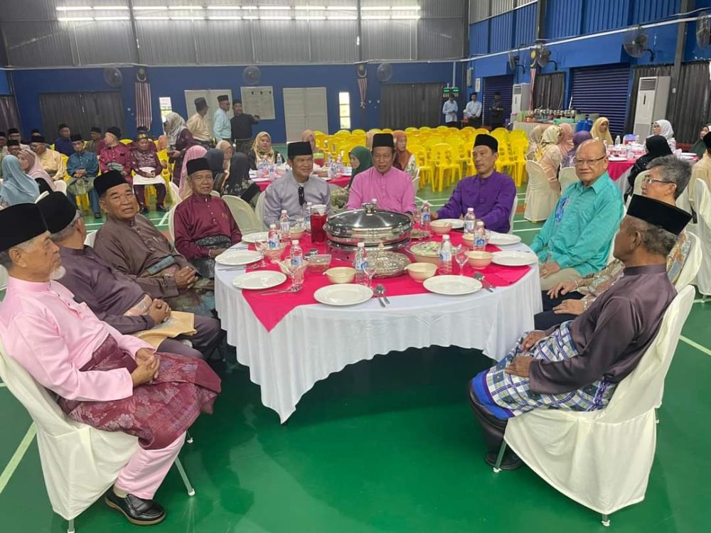 (Dari lima kiri), Yunus, Dr Abdul Rahman, Sulaiman dan tetamu merakamkan kenangan pada majlis tersebut.
