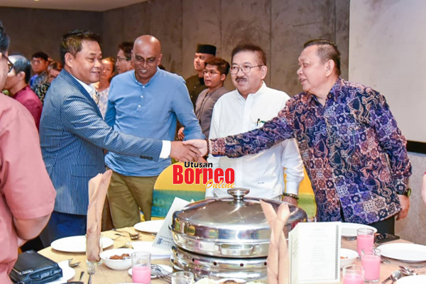  Masiung (kiri) bersalaman dengan Ketua Pengarang Utusan Borneo Sabah Datuk Lichong Angkui (kanan) pada majlis itu. Turut kelihatan Presiden Persatuan Wartawan Sabah (SJA) Datuk Muguntan Vanar (dua kiri).