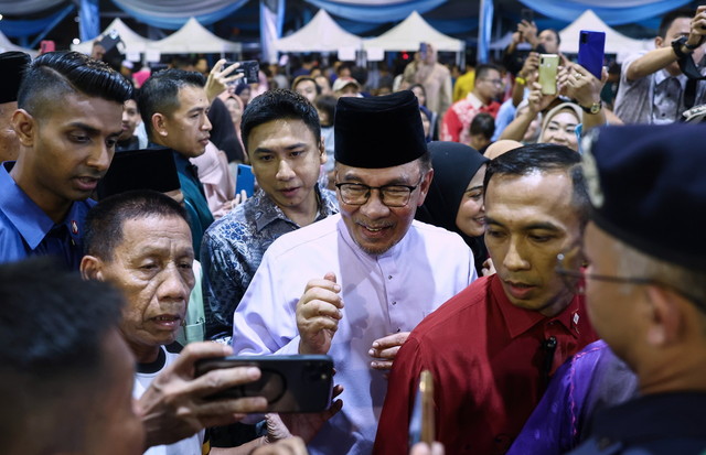 Anwar menghadiri Rumah Terbuka MADANI 2024 peringkat negeri Kelantan di Pusat Transformasi Luar Bandar Tunjung malam tadi.-Gambar BERNAMA
