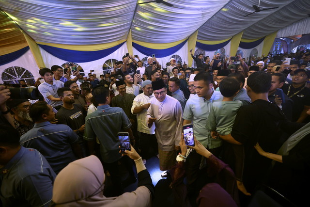 Anwar (tengah) hadir pada Program Perkampungan Sunnah Siri ke-9 di Masjid Alwi malam tadi.-Gambar BERNAMA