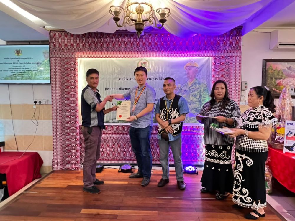 Larry menyampaikan sijil penghargaan kepada salah seorang anggota RELA pada Majlis Apresiasi Petugas RELA dan Jasamu Dikenang di Julau. 