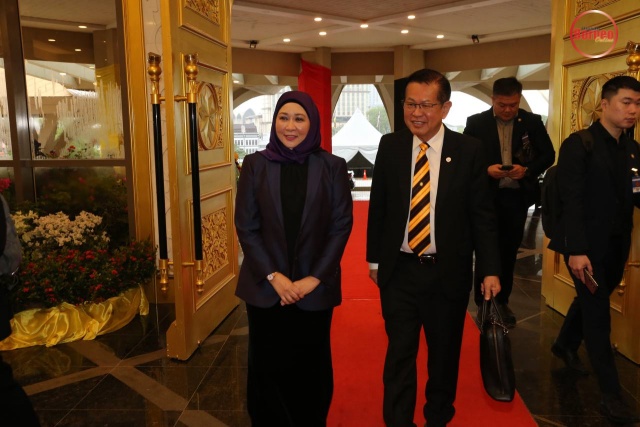 Sharifah Hasidah (kiri) bersama Menteri Pengangkutan Sarawak Dato Sri Lee Kim Shin (kanan) tiba di Kompleks DUN, hari ini. – Gambar Kong Jun Liung