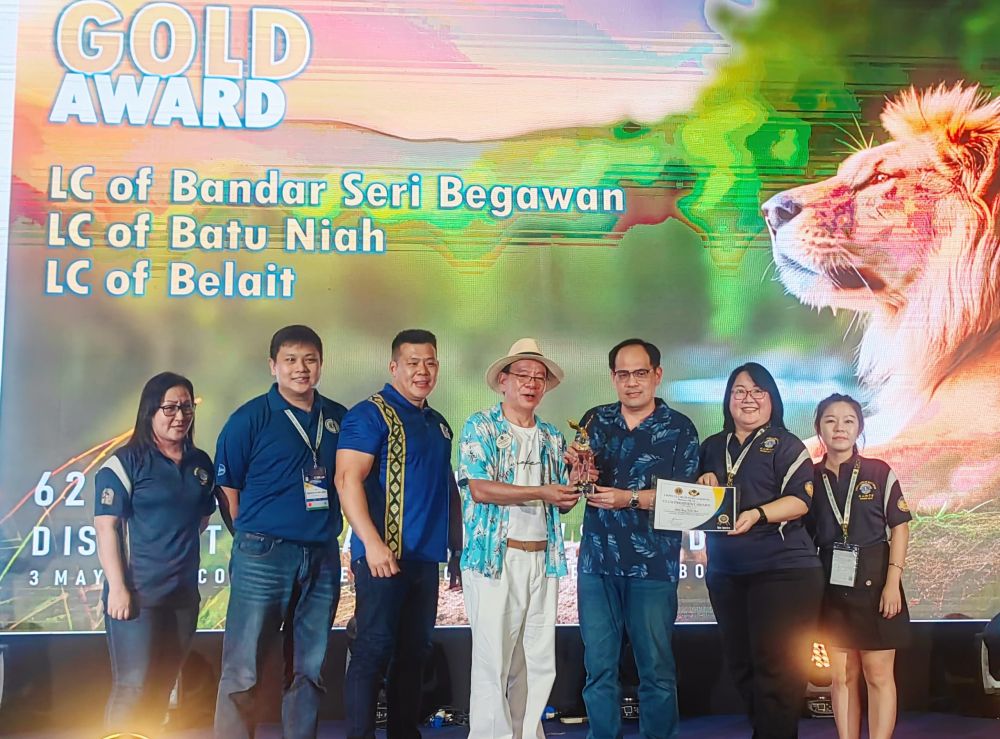 Presiden Kelab Lions Batu Niah Andy Jong (tiga kanan) menerima anugerah emas daripada Hiew pada majlis tersebut.