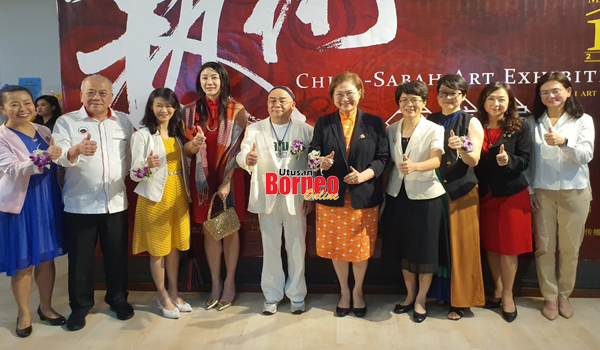  Christina (lima kanan) merakamkan kenangan bersama tetamu jemputan dan artis yang terlibat dengan Pameran Seni China-Sabah.
