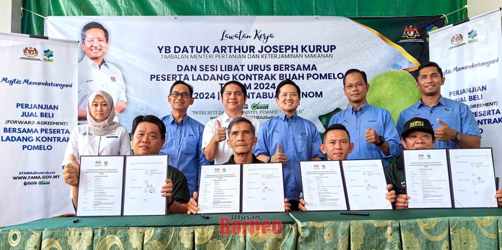 Arthur, Riduan dan tetamu jemputan menunjukkan isyarat tangan bagus selepas menyaksikan acara menandatangani perjanjian diantara FAMA Sabah dengan 22 peserta penanam buah limau bali Tenom.
