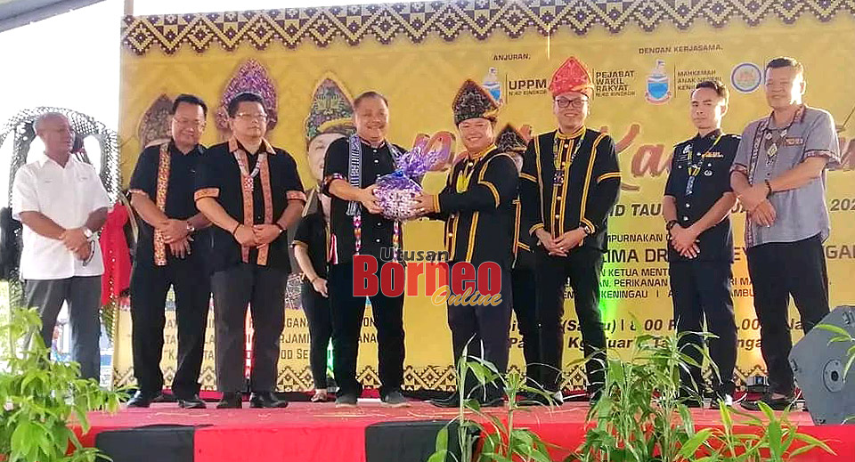  Robert menerima cenderahati selepas merasmikan sambutan Pesta Kaamatan Peringkat Mukim Tuarid Taud Bandar 2024.