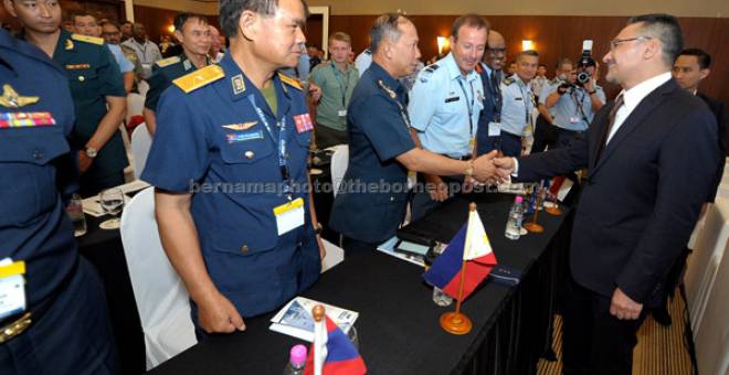 APA KHABAR?: Hishammuddin (kanan) beramah mesra dengan peserta Persidangan Ketua Udara yang diadakan sempena LIMA’ 17 edisi ke-14 di Pusat Pameran Antarabangsa Mahsuri di Langkawi, semalam. — Gambar Bernama