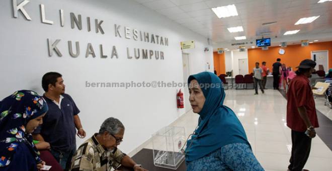 BEROPERASI: Orang ramai mendapatkan rawatan di Klinik Kesihatan Kuala Lumpur (KKKL) di Jalan Fletcher yang mula beroperasi semalam. — Gambar Bernama