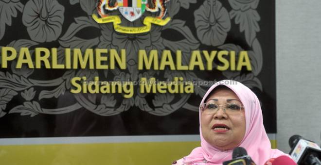 SIDANG MEDIA: Rohani mengadakan sidang media bagi bacaan kali pertama Rang Undang-Undang Keganasan Rumah Tangga (Pindaan) 2017 di Parlimen di Kuala Lumpur, semalam. — Gambar Bernama