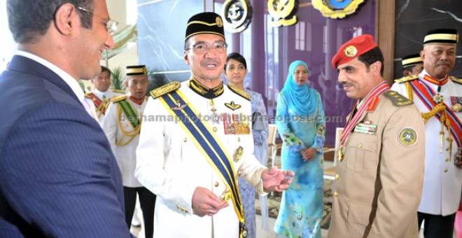 RAMAH MESRA: Hishammuddin (dua kiri) beramah mesra dengan pegawai tinggi Military Private Police Arab Saudi, Kol Abdullah Saeed A. Nusair pada majlis Istiadat Penganugerahan Darjah Kepahlawanan Angkatan Tentera Malaysia di Wisma Perwira di Kuala Lumpur, semalam. Turut hadir Panglima Angkatan Tentera Jen Tan Sri Raja Mohamed Affandi Raja Mohamed Noor (kanan). — Gambar Bernama