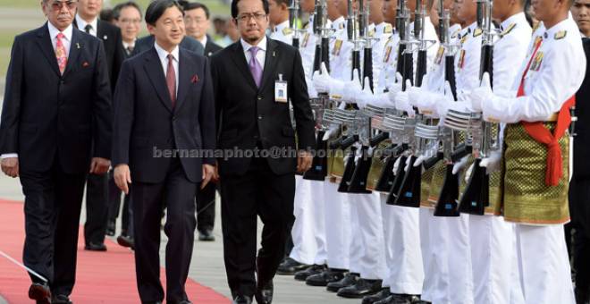 LAWATAN RASMI: Putera Naruhito (tengah) diiringi Razali (kanan) selaku Menteri Pengiring sejurus tiba di Kompleks Bunga Raya, Lapangan Terbang Antarabangsa Kuala Lumpur (KLIA) semalam untuk lawatan rasmi lima hari ke Malaysia. — Gambar Bernama