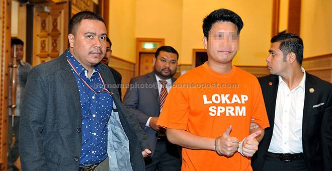 DITAHAN REMAN: Pegawai SPRM membawa pemimpin muda PKR  Selangor untuk perintah reman di Mahkamah Majistret di Putrajaya, semalam. — Gambar Bernama