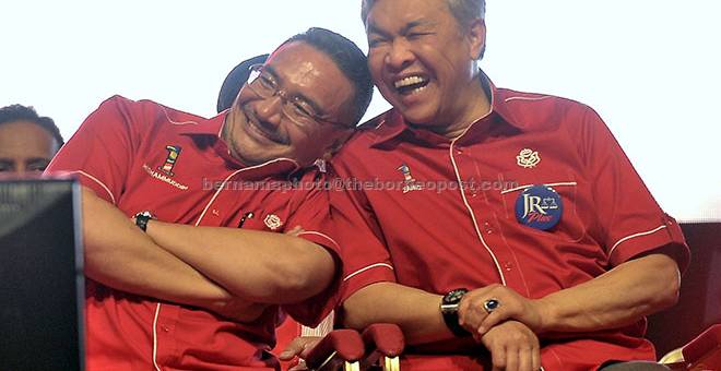 CERIA: Zahid (kanan) bersama Hishammuddin ceria pada Majlis Pelancaran Jentera Jalinan Rakyat Plus (JR Plus) di Pusat Dagangan Dunia Putra (PWTC), Kuala Lumpur, semalam. — Gambar Bernama