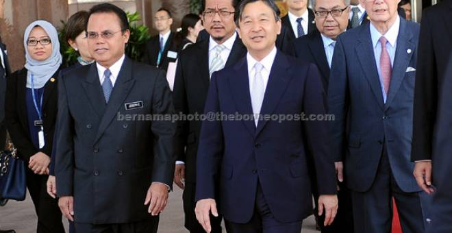 SELAMAT TINGGAL: Putera Mahkota Naruhito diiringi  Timbalan Menteri di Jabatan Perdana Menteri, Datuk Razali Ibrahim Razali (tiga, kiri) sebelum berangkat pulang di Kompleks Bunga Raya Lapangan Terbang Antarabangsa Kuala Lumpur (KLIA) semalam. — Gambar Bernama