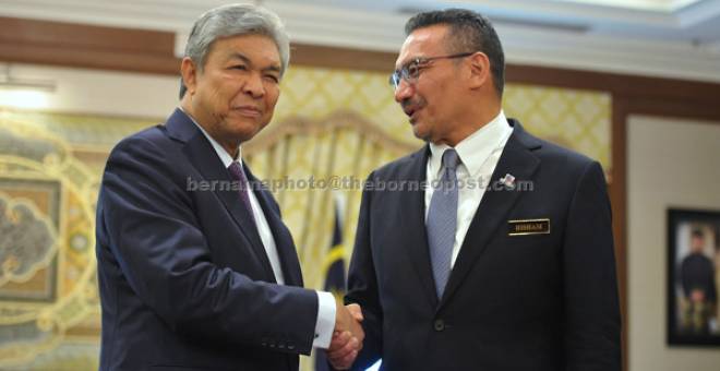 MESRA: Ahmad Zahid (kiri) bersalaman dengan Hishammuddin yang juga Menteri dengan Tugas-Tugas Khas di Jabatan Perdana Menteri ketika menerima kunjungan Hishammuddin di pejabat beliau di Bangunan Perdana Putra semalam. — Gambar Bernama