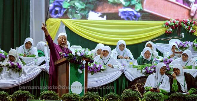 TERBUKA: Hashim berucap pada majlis perasmian Muktamar Tahunan Dewan Muslimat PAS Pusat kali ke-57 di Kompleks PAS Kedah, Kota Sarang Semut semalam. — Gambar Bernama