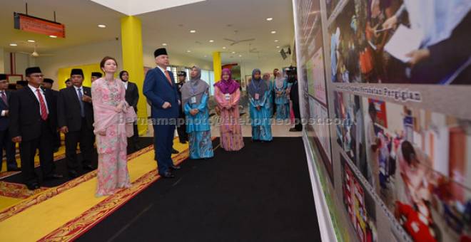 LAWATAN: Sultan Nazrin Muizzuddin Shah dan Raja Permaisuri Perak Tuanku Zara Salim berkenan melawat ruang pameran selepas perasmian Klinik Kesihatan Lenggong semalam. — Gambar Bernama