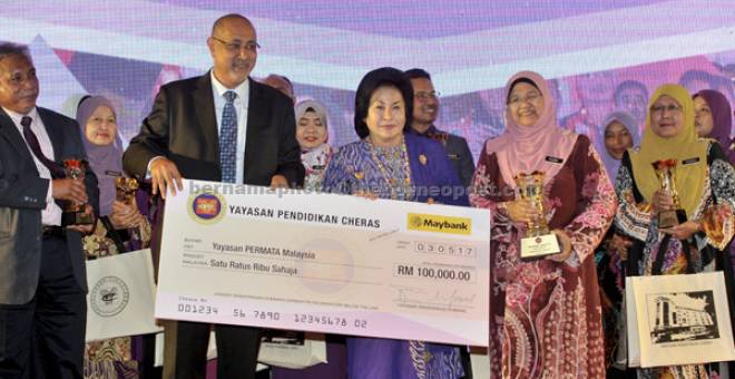 TERIMA SUMBANGAN: Rosmah (depan, tiga kanan) menerima sumbangan dari YPC kepada Yaya-san PERMATA yang disampaikan sendiri oleh Pengerusi YPC Datuk Seri Syed Ali Al Habshee pada majlis Anugerah Guru Bestari 2017 di Kuala Lumpur, semalam. — Gambar Bernama