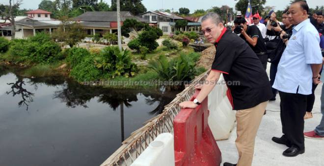 TINJAU: Fadillah (kiri) meninjau projek Jambatan Parit Keliling Batu Pahat yang dalam pembinaan ketika melakukan lawatan kerja semalam. — Gambar Bernama