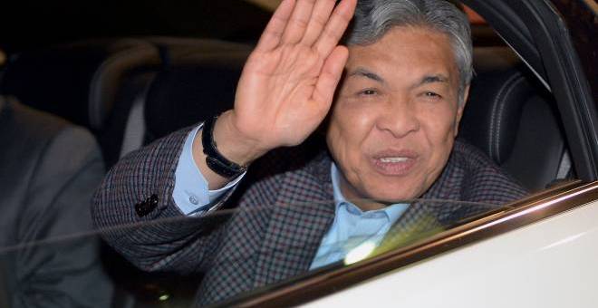 Ahmad Zahid melambaikan tangan kepada semua untuk berlepas pulang ke tanah air setelah melakukan lawatan kerja selama tiga hari di sini sejurus tamat majlis Makan Malam Bersama Pelajar Malaysia di Sydney, malam tadi. Lawatan Ahmad Zahid yang juga Menteri Dalam Negeri ke Australia sejak Ahad lepas itu adalah bagi mengukuhkan lagi hubungan antara Malaysia dan Australia, dengan menumpukan kepada isu pendatang tanpa izin dan usaha membanteras jenayah rentas sempadan. - Gambar BERNAMA