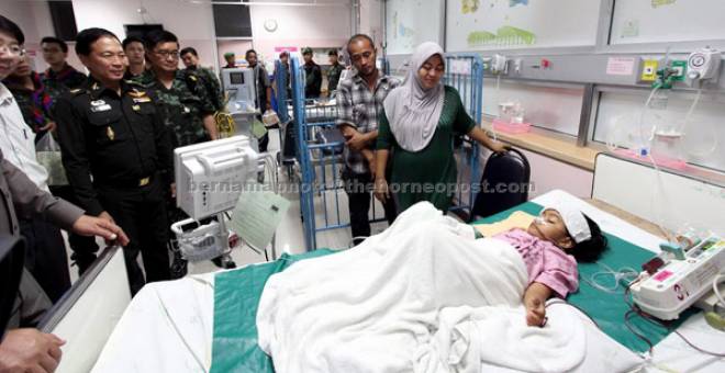 PRIHATIN: Komander Tentera Bahagian ke-4 Lt Jen Piyawat Nakwanich melawat mangsa-mangsa insi-den pengeboman sebuah pasar raya di Pattani kelmarin menyebabkan 69 orang cedera. — Gambar Bernama