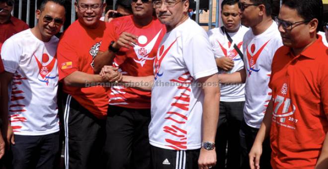 HADIR: Hishammuddin (tiga kanan) merangkap Naib Presiden UMNO hadir merasmikan majlis penutup Karnival Sukan UMNO Ke-71 sempena Sambutan Hari UMNO Ke-71 di Stadium Universiti Teknologi MARA (UiTM), semalam. — Gambar Bernama
