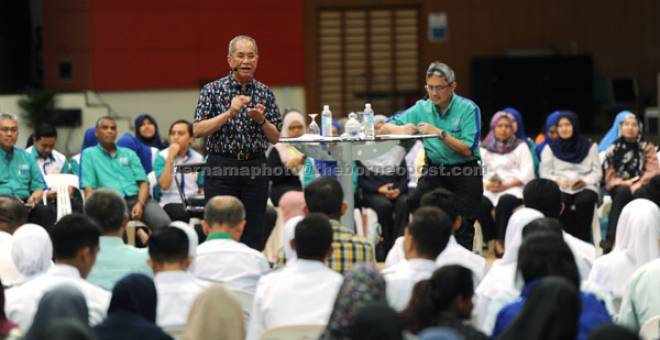 UCAPAN: Wan Junaidi berucap pada program dialog transformasi 2050 (TN50) : Aspirasi Masa Depan Alam Sekitar Negara di Universiti Malaysia Pahang (UMP), semalam. — Gambar Bernama