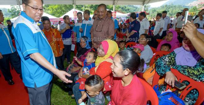 RAMAH MESRA: Ismail Sabri pada majlis ramah mesra bersama masyarakat Orang Asli Pos Brooke, kira-kira 100 kilometer dari Gua Musang, semalam. — Gambar Bernama