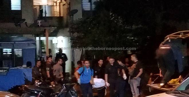 MAUT: Anggota polis mengangkat mayat Saliha wanita warga emas yang ditemui maut dengan kedua-dua telinganya putus dalam keadaan terbaring dalam bilik air di kediamannya di Flat Taman Dato Razali dekat Kuala Lumpur, semalam. — Gambar Bernama