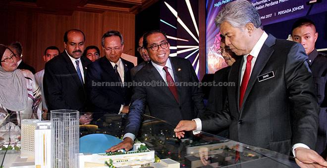 LAWAT: Ahmad Zahid (kanan) melihat model Ibrahim International Business District (IIBD) ketika Majlis Pecah Tanah Kemudahan Awam IIBD di Persada Johor semalam. Turut hadir Menteri Besar Johor Datuk Seri Mohamed Khaled Nordin (dua, kanan). — Gambar Bernama