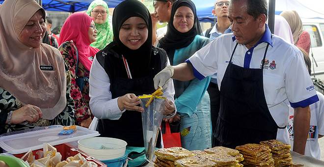 PERIKSA: Ibrahim (kanan) mengambil sampel murtabak untuk ujian makmal selepas melancarkan Operasi Keselamatan Makanan Bazar di Jalan Jujur, Bandar Tun Razak dekat Kuala Lumpur, semalam. — Gambar Bernama