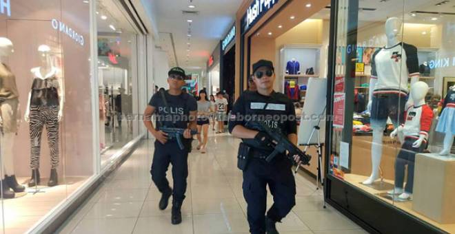 TINGKAT KAWALAN: Anggota polis Johor melakukan pemeriksaan rambang dalam meningkatkan kawalan keselamatan bagi mencegah jenayah dan aktiviti kumpulan pengganas Daesh di tempat-tempat tumpuan orang awam seperti di pusat membeli belah, perhentian bas, Lapangan Terbang Antarabangsa Senai dan terminal feri di Johor Bahru semalam. — Gambar Bernama