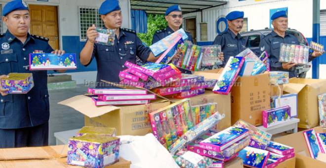 DIRAMPAS: Ahmad Amri (dua kiri) bersama pegawai memeriksa mercun yang dirampas pada sidang media di Pejabat Polis Marin Tok Bali , Pasir Puteh semalam. — Gambar Bernama