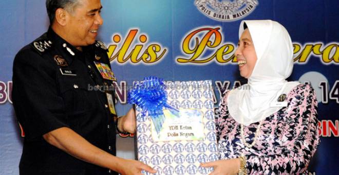 MENERIMA KUIH RAYA: Khalid  menerima bungkusan kuih raya daripada Puan Sri Imran pada Majlis Sumbangan Bungkusan Kuih Raya Polis Diraja Malaysia Tahun 2017 di Mes Pegawai Kanan Bukit Aman, Kuala Lumpur, semalam. — Gambar Bernama