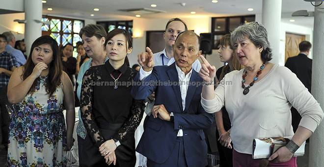 MELIHAT perkembangan: Vicki (kanan) bersama Jimmy (dua kanan)  menonton perkembangan terkini keputusan pilihan raya pada Majlis Keputusan Pilihan Raya Britain di Kediaman Kedutaan British, Jalan Langgak, Kuala Lumpur, semalam. — Gambar Bernama