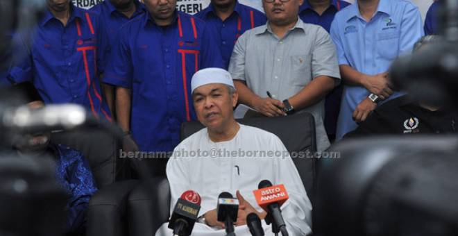 SIDANG MEDIA: Ahmad Zahid pada sidang media selepas merasmikan Program Jelajah Agropreneur Muda Perak 2017 di Bagan Datuk, semalam. — Gambar Bernama