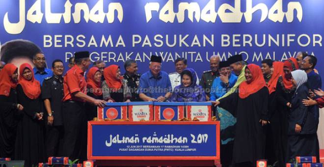 SUMBANGAN: Najib (tengah) dan isteri Rosmah menyampaikan sumbangan kepada wakil Pasukan Beruniform pada Majlis Jalinan Ramadan 2017 bersama Pasukan Beruniform anjuran Pergerakan Wanita UMNO semalam. — Gambar Bernama