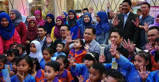 Dato’ Sri Ismail Sabri Yaakob tidak melepaskan peluang bergambar bersama para tetamu dan pelajar Tabika KEMAS pada Bicara Komuniti Dialog TN50@KKLW: Pendidikan Awal Kanak-Kanak di Putrajaya, baru-baru ini.