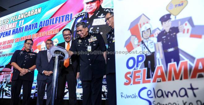 LEBIH CANGGIH: Khalid melancarkan Ops Selamat 11 sempena Aidilfitri di Menara TM di Kuala Lumpur, semalam. Turut hadir Ketua Pegawai Eksekutif Kumpulan Telekom Malaysia Berhad (TM) Datuk Seri Mohammed Shazalli Ramly (tiga kiri). — Gambar Bernama