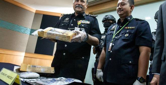  Mohd Moktar menunjukkan rampasan dadah disyaki jenis syabu ketika sidang media JSJN di Ibu Pejabat Polis Bukit Aman, hari ini. - Foto BERNAMA