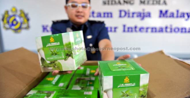 BUKTI: Zyed Ibrahim menunjukkan hasil rampasan tembakau shisha yang dirampas di Kompleks Kastam KLIA dekat Sepang, semalam. — Gambar Bernama